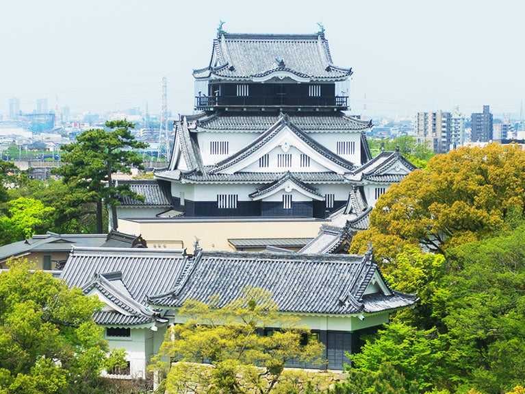 旅の疲れを癒す大人の寛ぎ空間。 岡崎城と乙川に挟まれたシティリゾートホテル